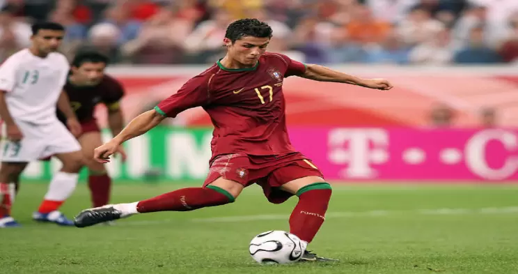 肯尼亚的阿森纳球迷走上街头疯狂庆祝夺冠